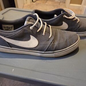 Nike Men's Gray Sneakers with White Accents